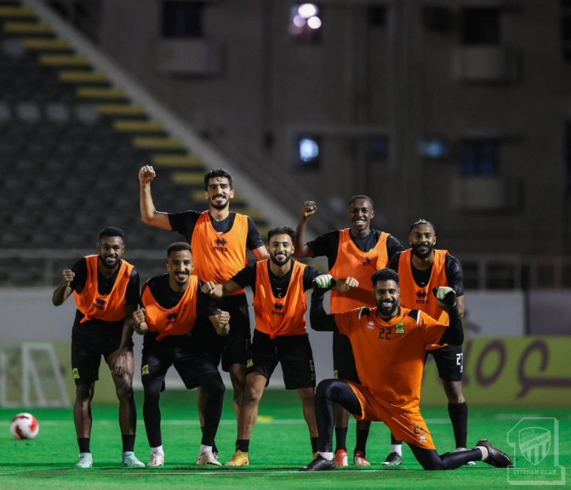 فرحة لاعبي الاتحاد الفائزين في المناورة (مكة)
