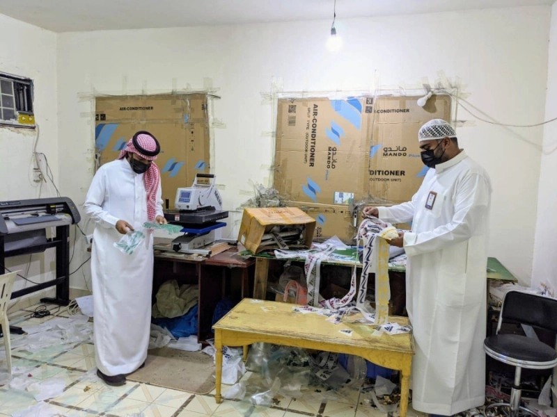 أمانة جدة ضبط شقة سكنية بالبغدادية لتزوير ماركات الملابس