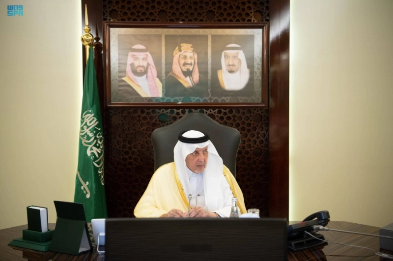 خالد الفيصل لدى ترؤسه الاجتماع (مكة)