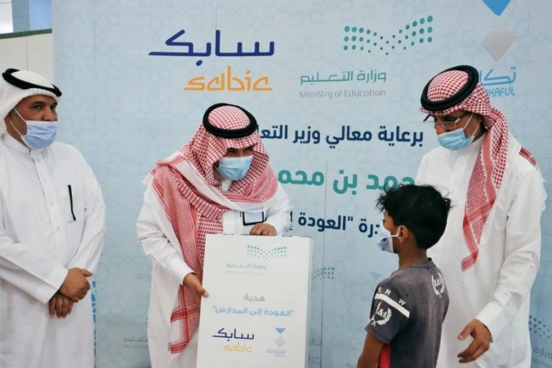 جانب من توزيع الحقائب المدرسية (مكة)