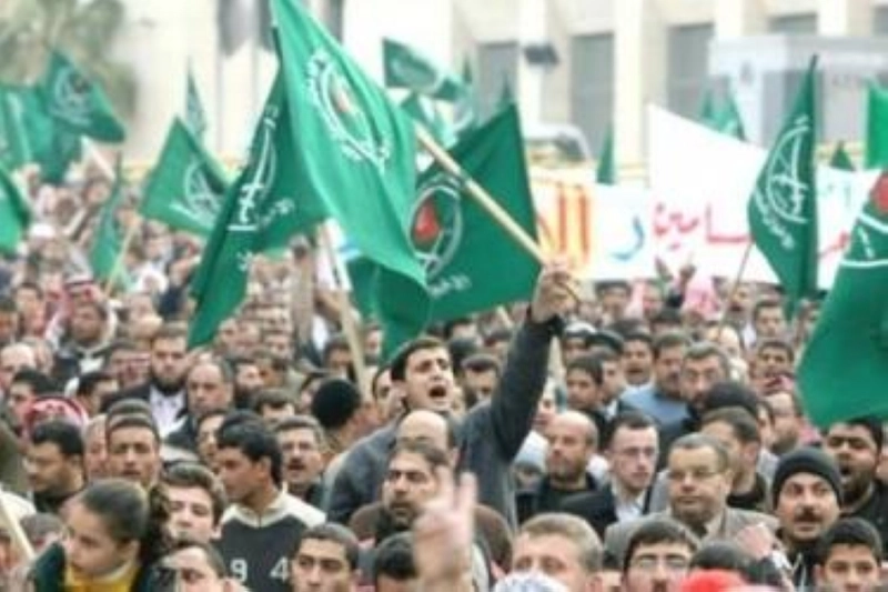 عناصر من تنظيم الإخوان في إحدى التظاهرات (مكة)