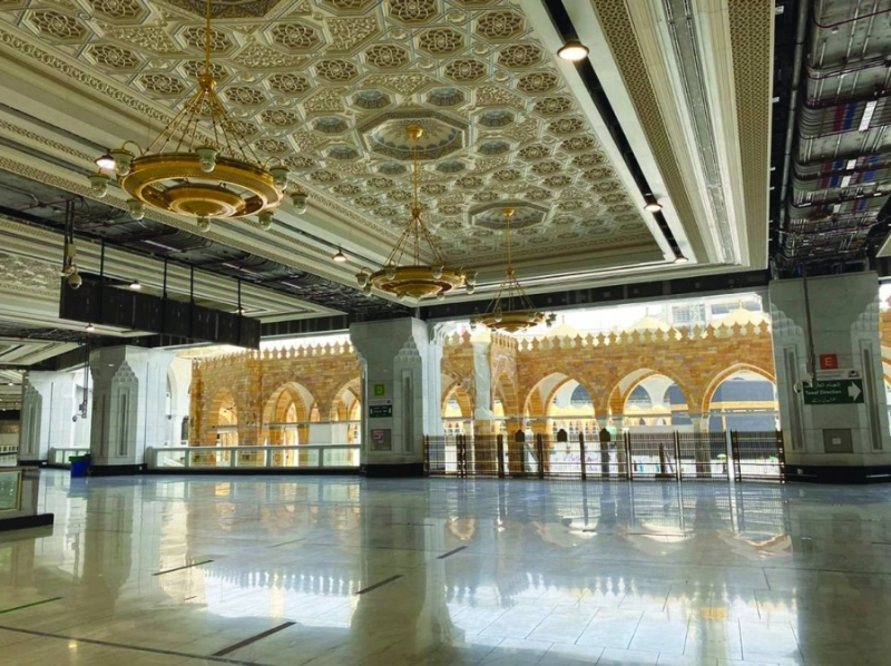 جانب من تركيب الثريات بمشروع مطاف المسجد الحرام (مكة)