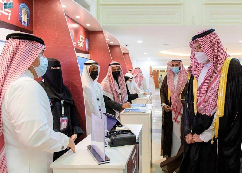 أمير المدينة خلال جولته بالمعرض