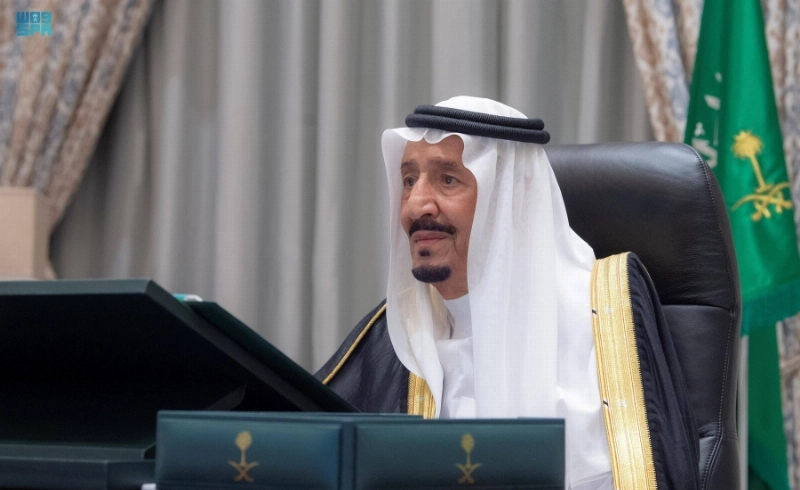 الملك سلمان لدى ترؤسه جلسة المجلس أمس (واس)