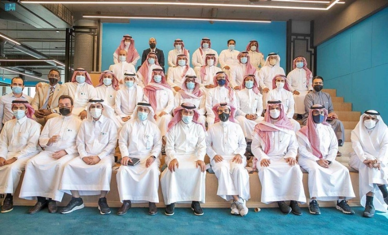 الحقيل يتوسط رواد الأعمال