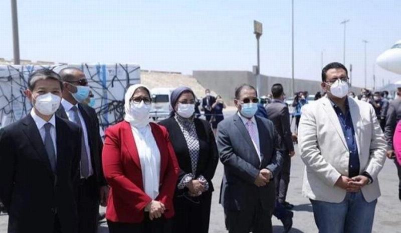 وزيرة الصحة المصرية تستقبل إحدى شحنات لقاح كورونا (مكة)