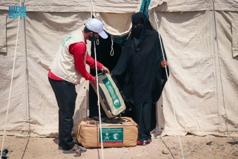 مواد غذائية توزع للمستفيدين في حضرموت (واس)