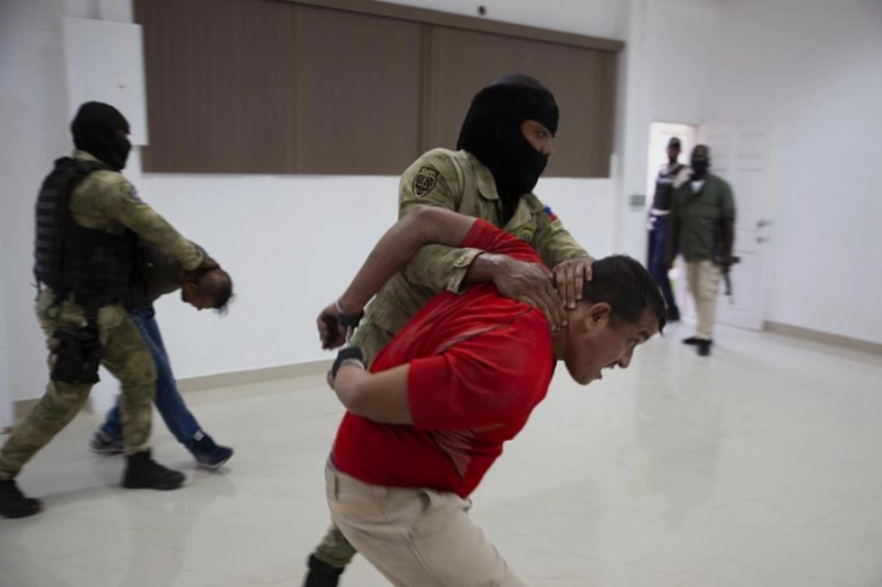صورة ملاحقة الجنود الأمريكيين للاجئين من هايتي (مكة)