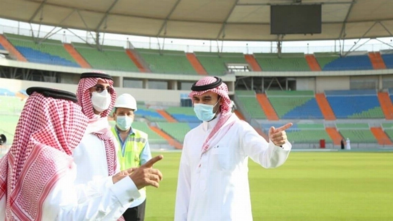 عبدالعزيز بن تركي الفيصل خلال تفقده الملعب