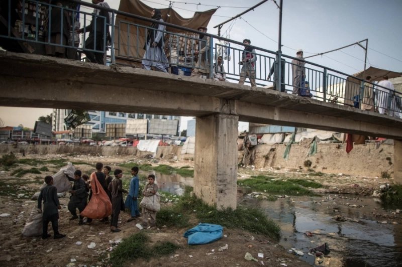 صبية أفغان يقفون تحت جسر للمشاة في كابول (د ب أ)