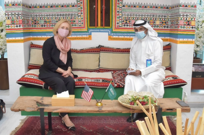 مارتينا سترونغ خلال حديثها للزميل فهد الرياعي (مكة)