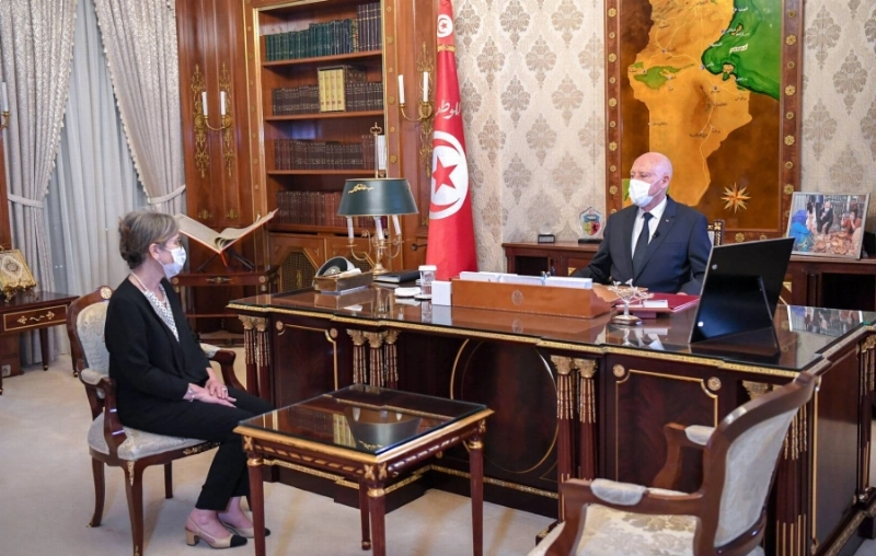 قيس سعيد ملتقيا نجلاء بودن (تويتر)