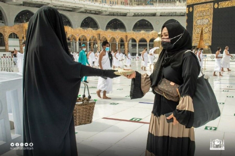 موظفة توزع هدايا على المعتمرات (مكة)