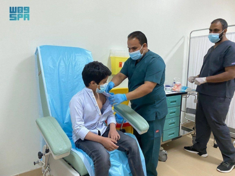 طالب يتلقى جرعة لقاح كورونا (مكة)