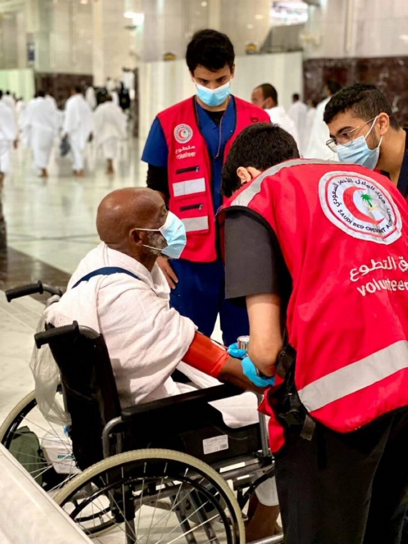 المتطوعون والمتطوعات يسعفون 49 حالة في الحرم المكي الشريف اليوم الجمعة