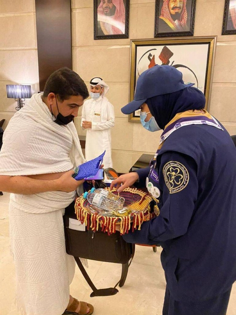 متطوعة تقدم عبوات زمزم وهدايا للمعتمرين (مكة)