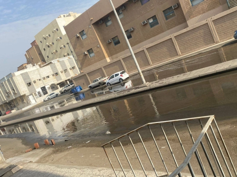 مياه راكدة بأحد شوارع الحي (مكة)
