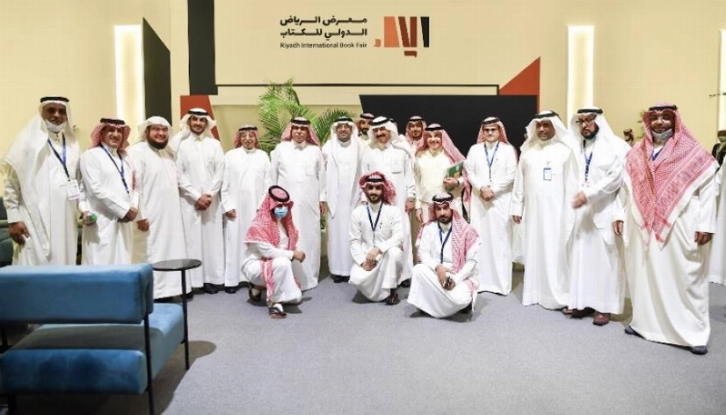 وزير الإعلام المكلّف يزور معرض الرياض الدولي للكتاب ويشيد بالثقافة العراقية