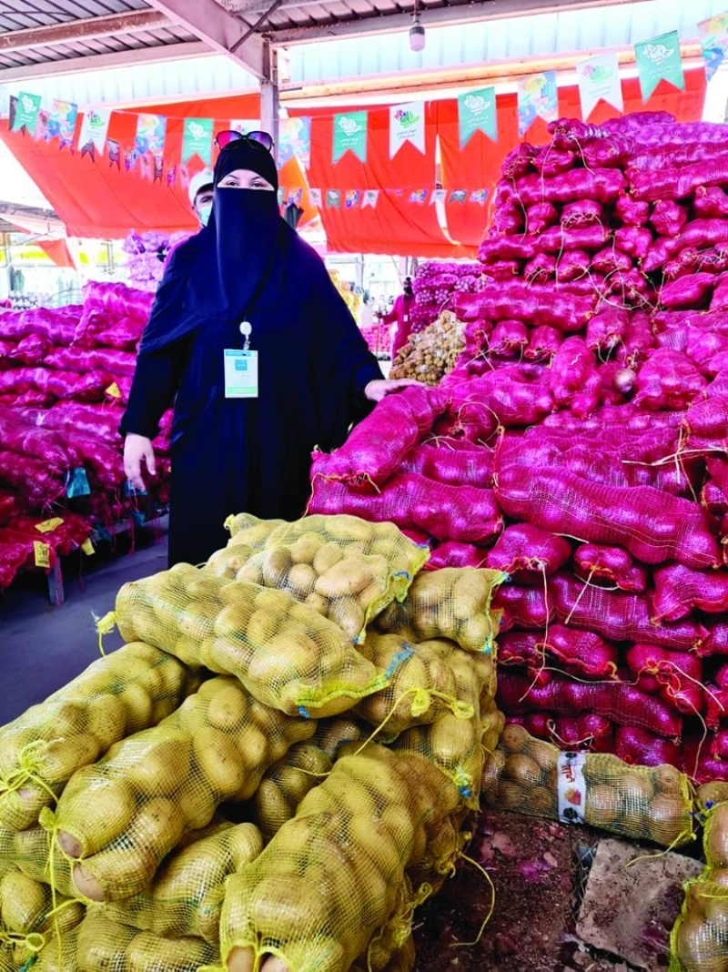 صالحة الكريثي أمام بسطتها (مكة)