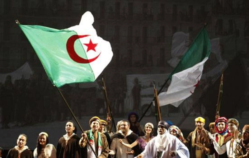 احتفالات الجزائريين بيوم الاستقلال من فرنسا (مكة)