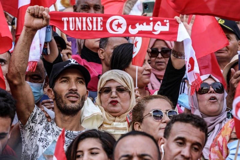 تونسيون مؤيدون لرئيسهم يدعمونه في الشارع (د ب أ)