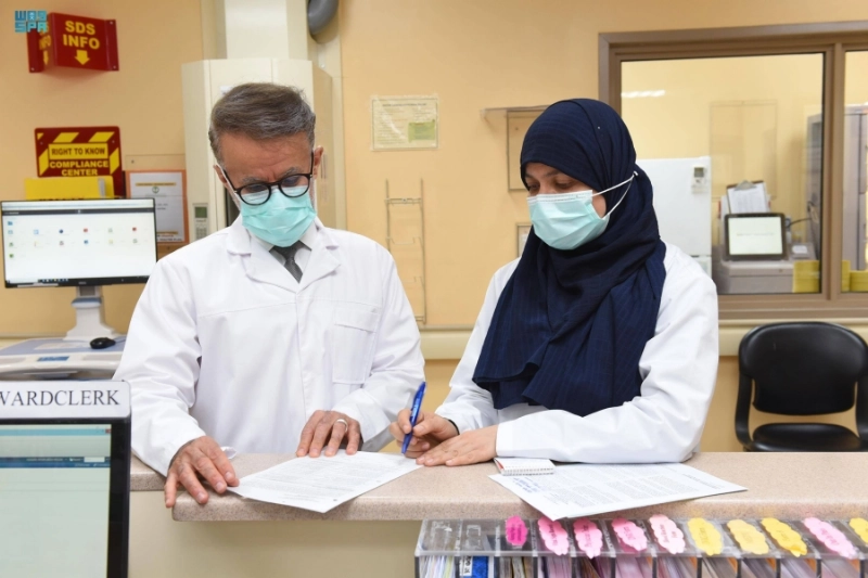 من الكادر الطبي بالمستشفى (مكة)