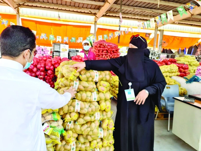 صالحة الكريثي أمام بسطتها (مكة)
