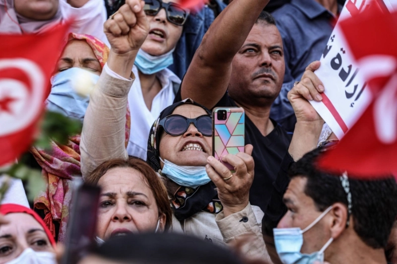 حشود جماهيرية خلف قيس سعيد (د ب أ)