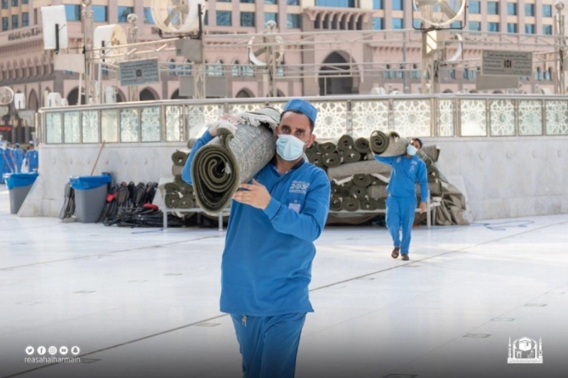 عمال خلال فرش الساحة الغربية (مكة)