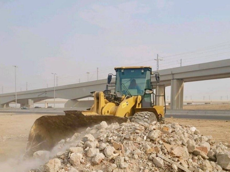 معدة خلال رفع مخلفات الهدم (مكة)