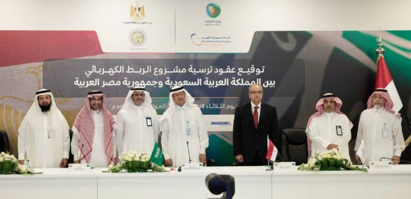 عبدالعزيز بن سلمان يتوسط حضور توقيع العقود (السعودية للكهرباء)