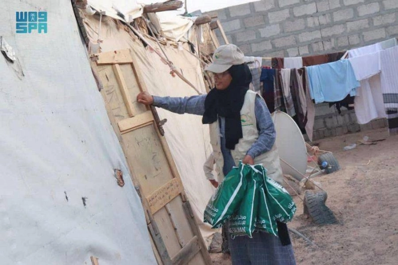 متطوعة تطرق باب أسرة نازحة (واس)