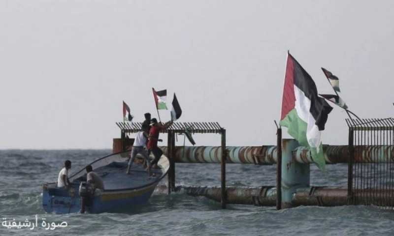 صيادون فلسطينيون يرفعون علم بلدهم (مكة)