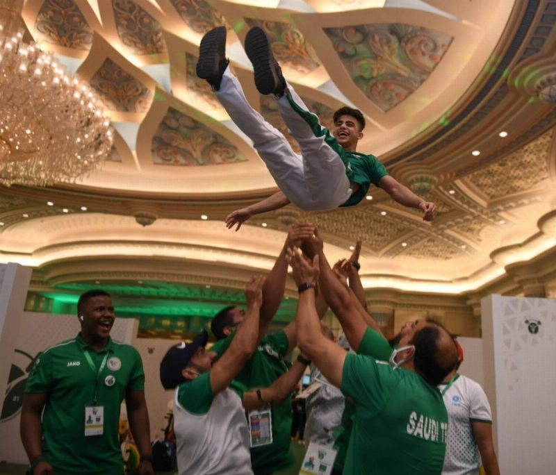 زملاء مجيد يحتفلون بالإنجاز الأول (مكة)