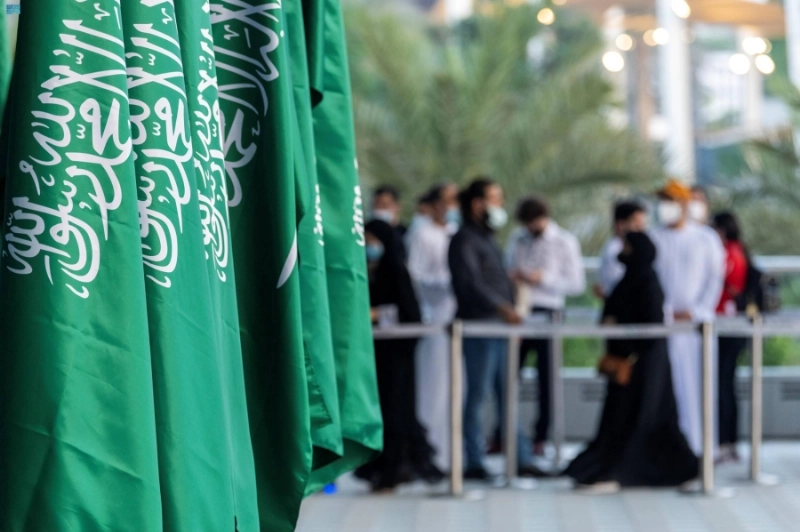 سعوديون وسعوديات خلال مشاركتهم في إكسبو دبي (مكة)