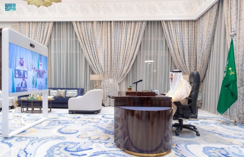 خادم الحرمين خلال تشرف السفراء بأداء القسم أمامه (واس)