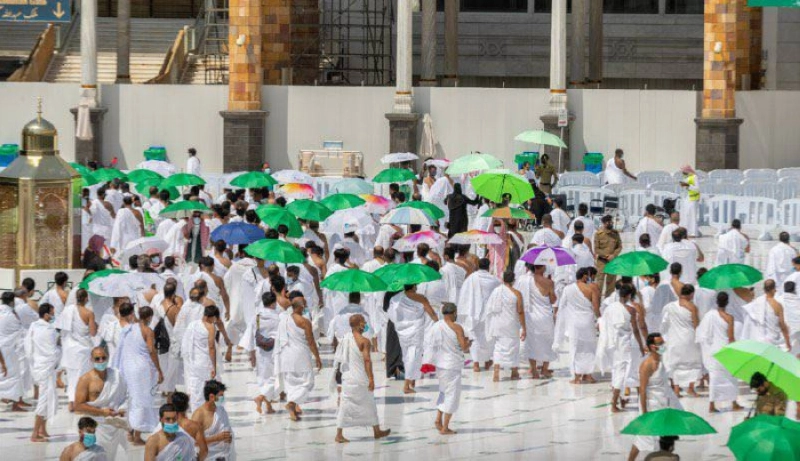 معتمرون خلال تأدية الطواف (مكة)