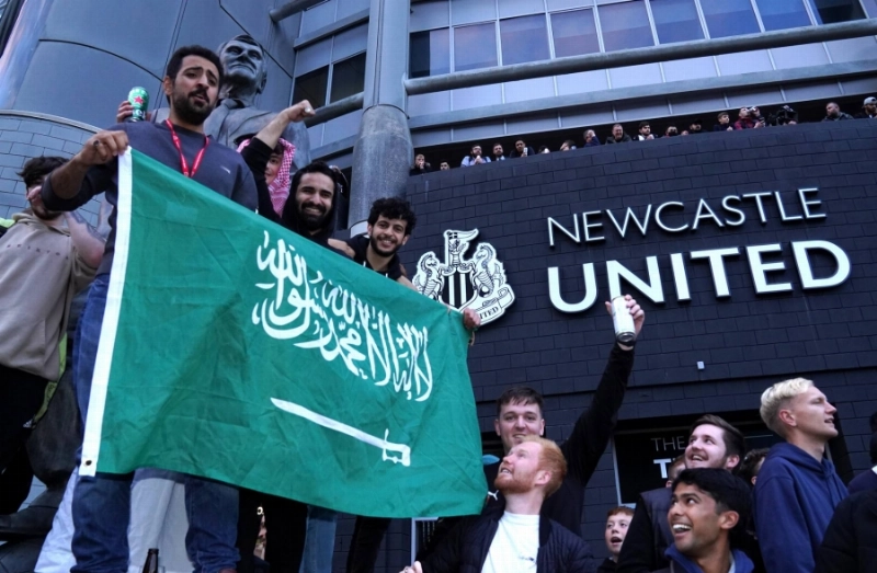 جمهور نيوكاسل يلوح بالعلم السعودي (مكة)
