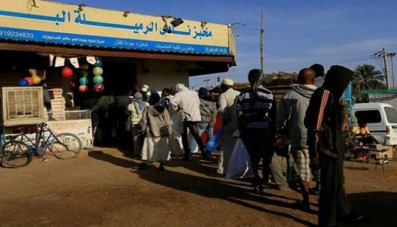 أحد طوابير الخبز في الخرطوم (مكة)