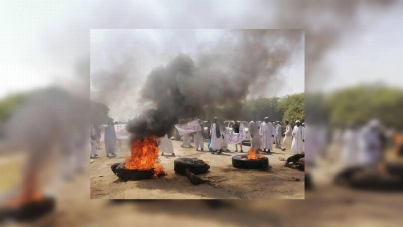 محتجون يغلقون أحد الطرق بالنيران