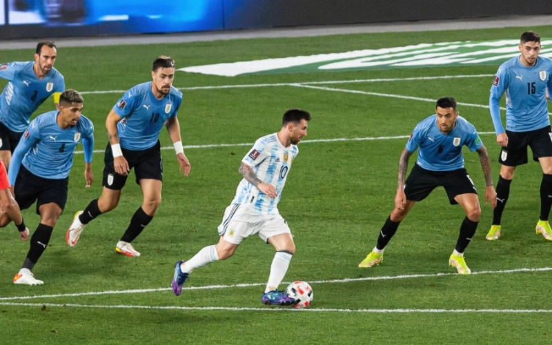 ميسي وسط حصار عدد من لاعبي أوروجواي
