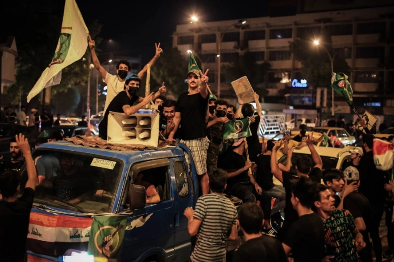 عراقيون يحتفلون بانتصار الصدر (د ب أ)