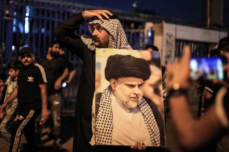 احتفالات العراقيين باكتساح التيار الصدري (د ب أ)