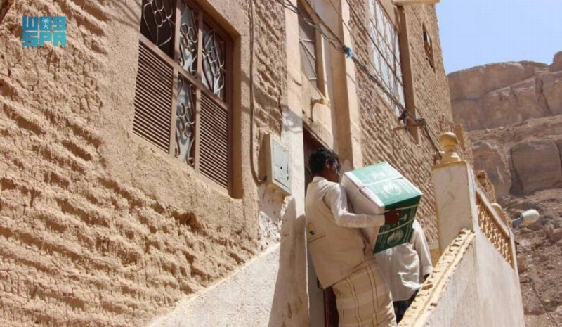 يمني يتسلم سلة غذائية سعودية