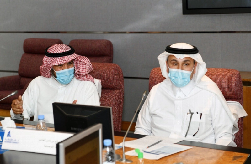 الجاسر يتحدث في اللقاء وإلى جانبه رئيس الغرفة عبدالحكيم الخالدي