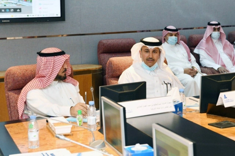 الوزير الجاسر خلال اللقاء الى جانب رئيس الغرفة (مكة)