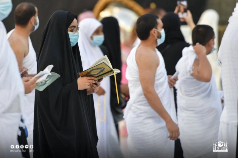 معتمرون خلال الطواف (مكة)