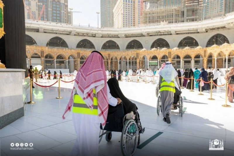 متطوعون يدفعون عربات كبار السن (مكة)