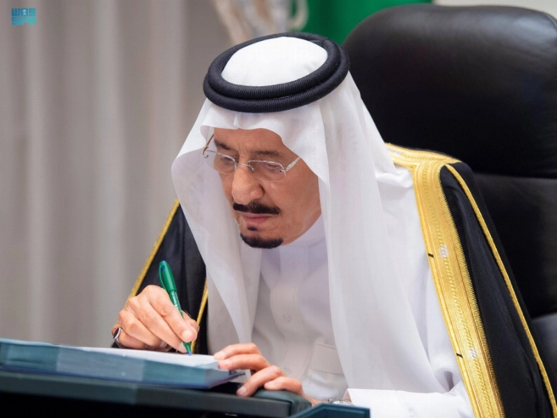 الملك سلمان خلال ترؤسه جلسة المجلس عبر الاتصال المرئي (واس)