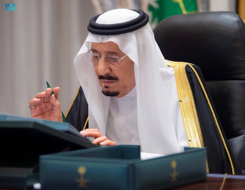الملك سلمان خلال ترؤسه جلسة مجلس الوزراء أمس (واس)